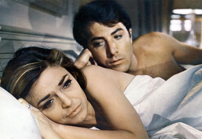 Der junge Dustin Hoffman als unerfahrenem Benjamin wird von der reifen Mrs. Robinson verführt.