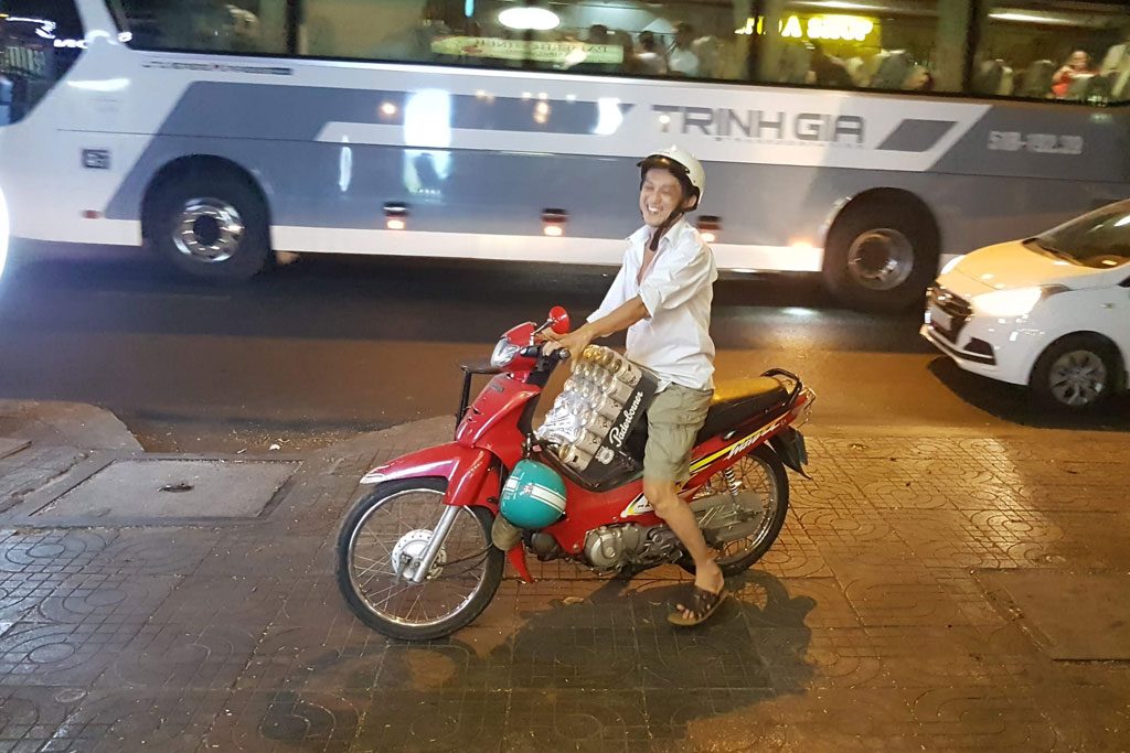 Mann auf Moped