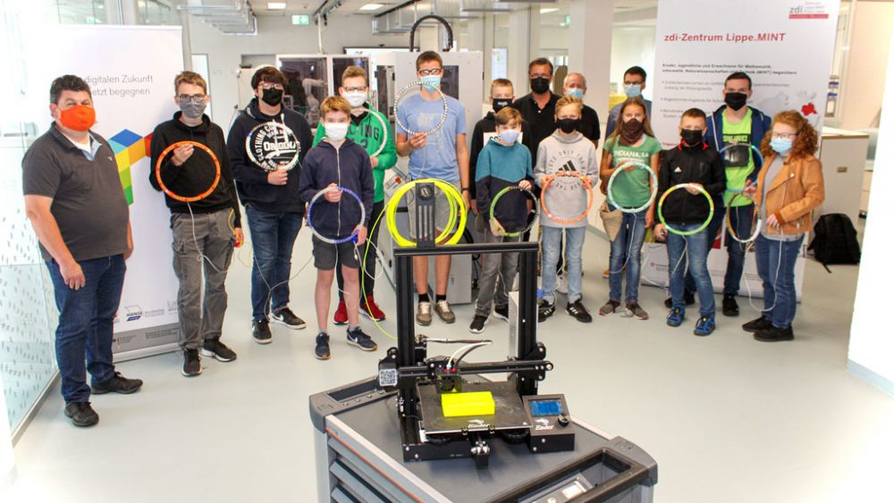 Schüler-Gruppenfoto vor einem 3D Drucker