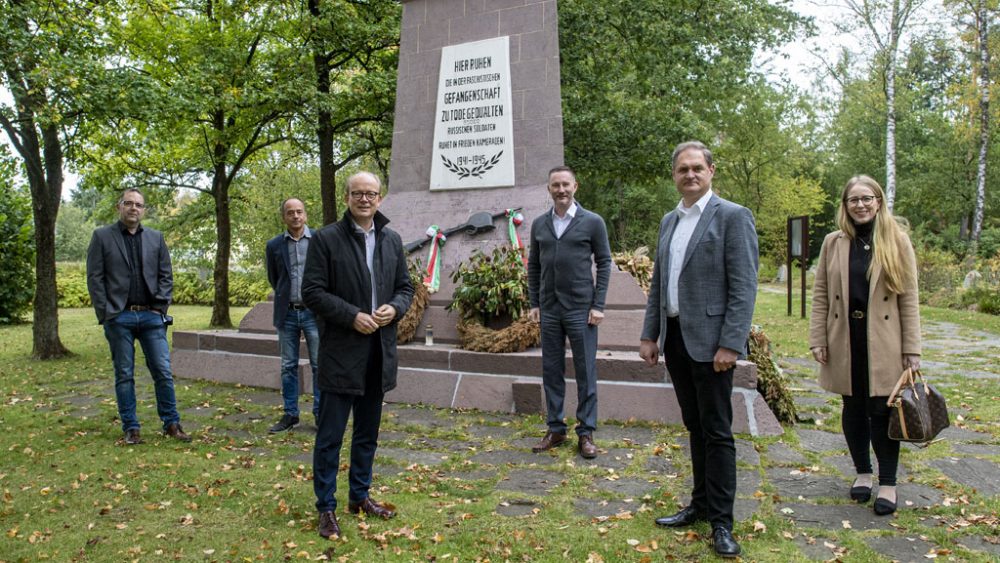 Gruppe vor einem Denkmal