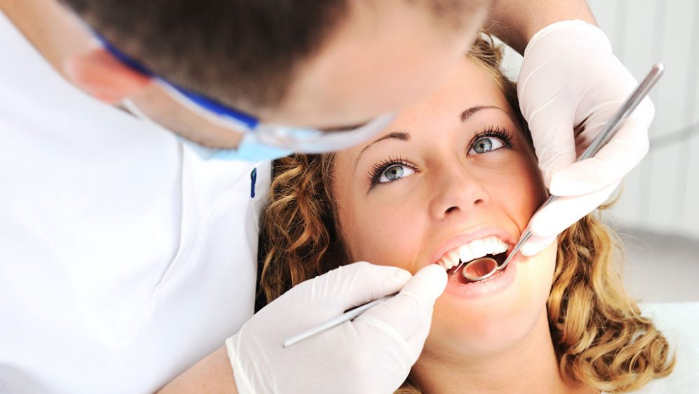 Zahnarzt behandelt junge Dame