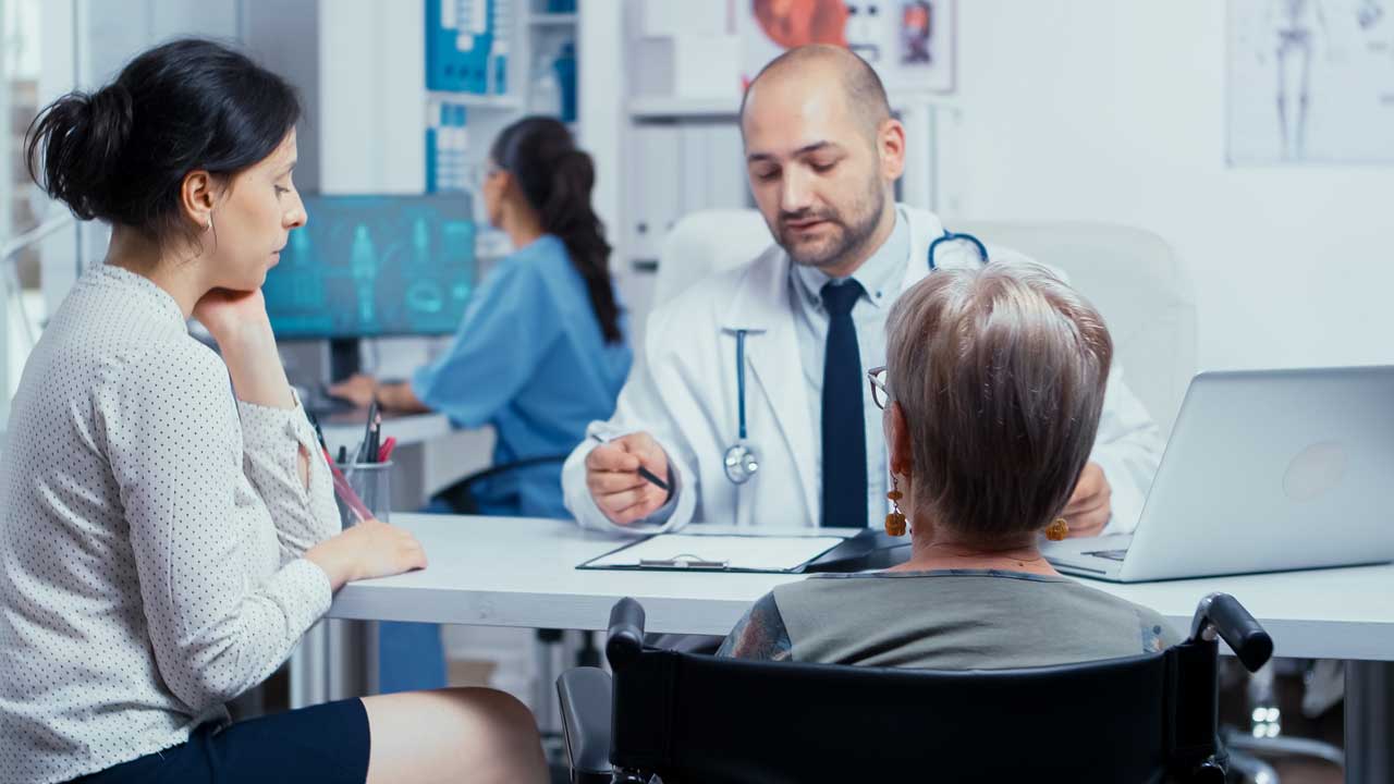 Patientin mit Tochter bei der Klinikaufnahme