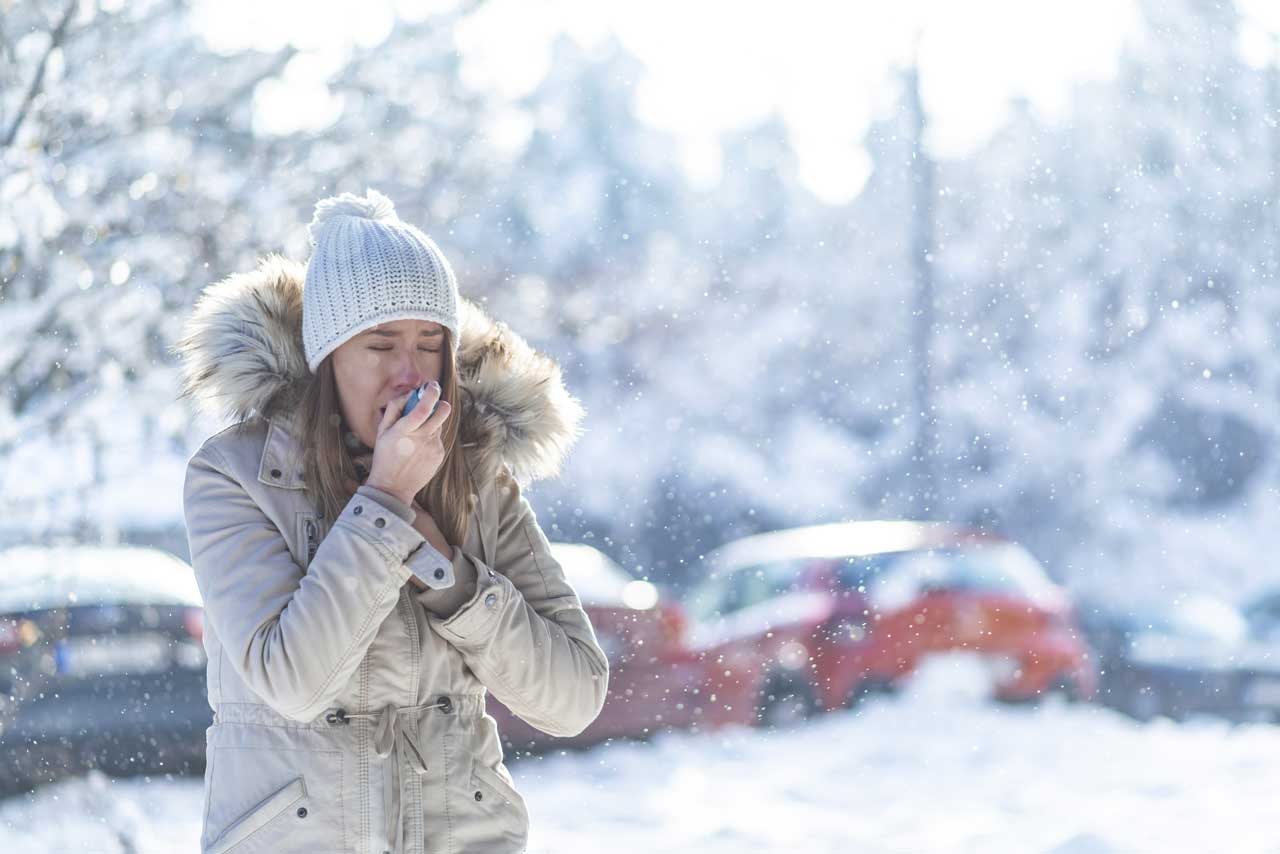 Mädchen mit Asthma in verschneiter Umgebung