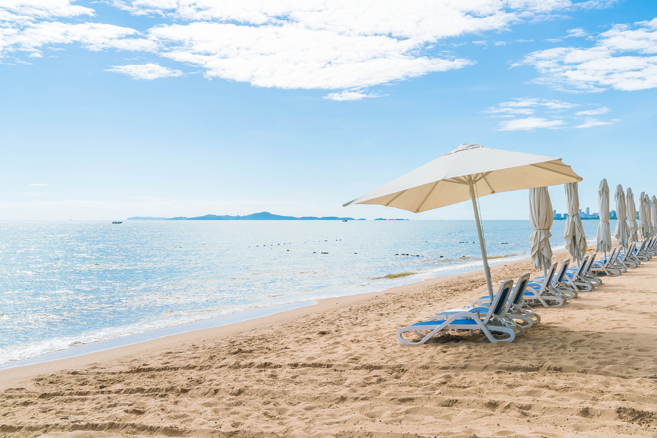 Strand mit Liegen